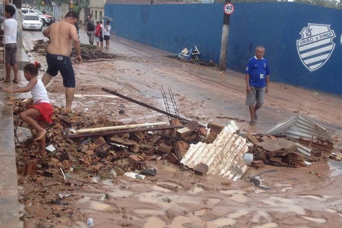 Após rompimento, ruas ficam alagadas na região.