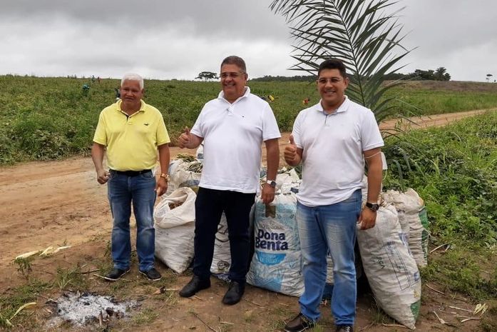 Prefeito George Clemente acompanha colheita do Projeto Barriga Cheia que beneficiará centenas de miguelenses