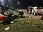Carro capota em grave acidente no Pontal da Barra e deixa duas pessoas feridas