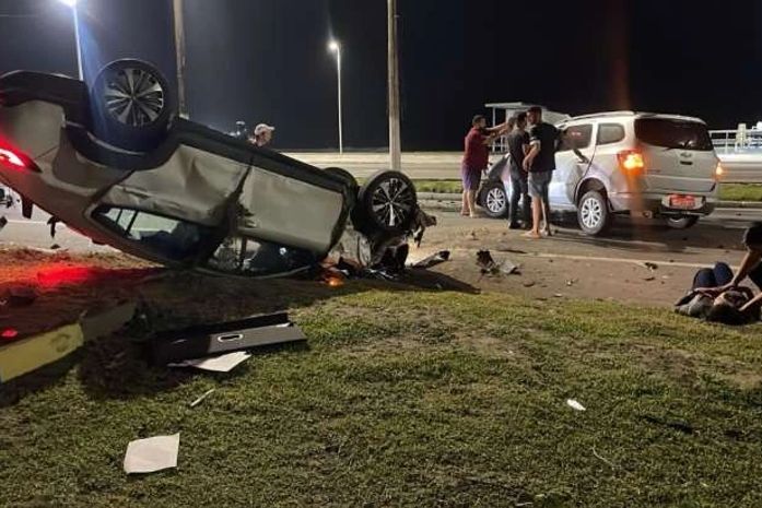 Carro capota em grave acidente no Pontal da Barra e deixa duas pessoas feridas