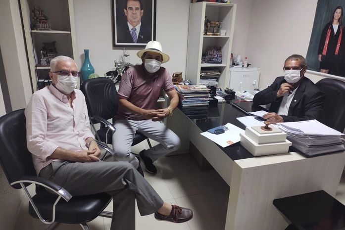 Vereador Vicente do Remédio é recebido pela direção do Hospital Regional de Arapiraca e discute a superlotação