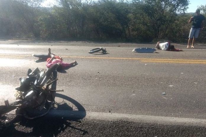 Colisão entre moto e caminhonete deixa um morto e outro ferido no Sertão