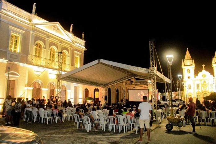 Conexão Penedo-Santos exibe filmes no Theatro Sete de Setembro e no Largo São Gonçalo, com pipoca e algodão doce de graça