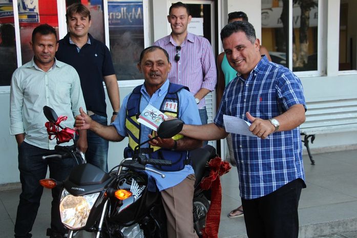 Prefeitura de União entrega moto sorteada na campanha do IPTU