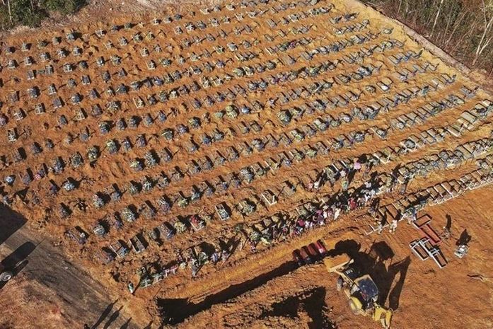 "Quantos corpos precisaremos empilhar para que nosso desejo de Fora Bolsonaro seja forte o suficiente para tirá-lo de lá?"-pergunta a internauta.