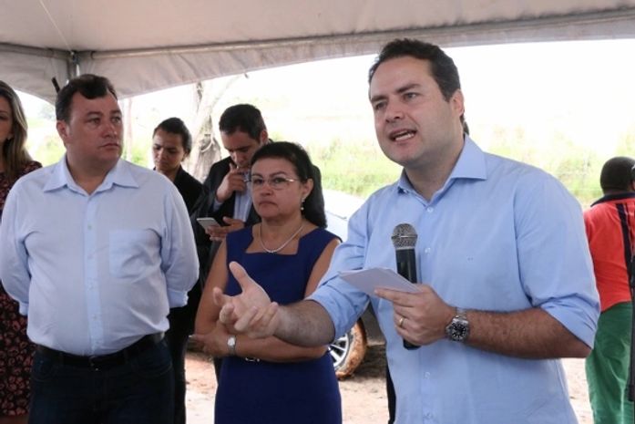 Renan Filho ao autorizar obra de saneamento em Marechal
