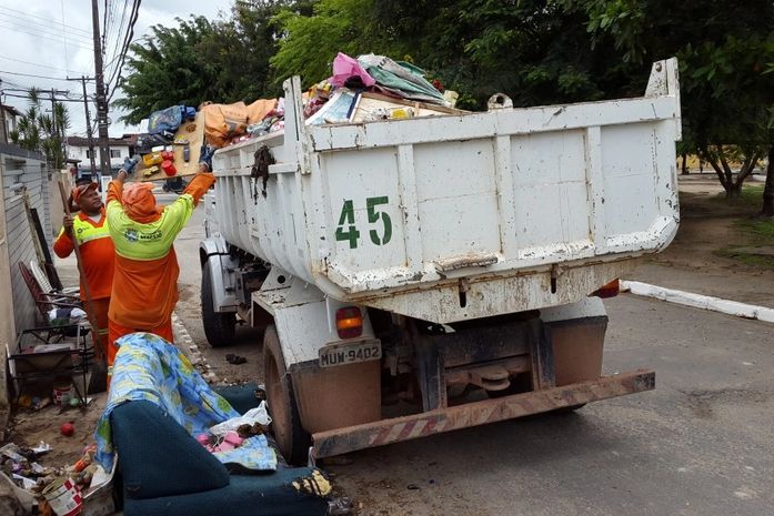 Slum retira nove toneladas de lixo em imóvel no Dubeaux Leão