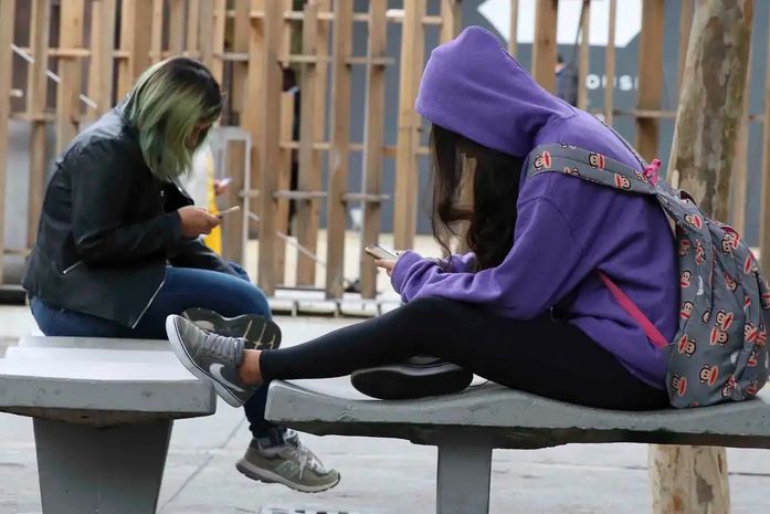 Educadores elogiam possível restrição ao uso de celulares nas escolas