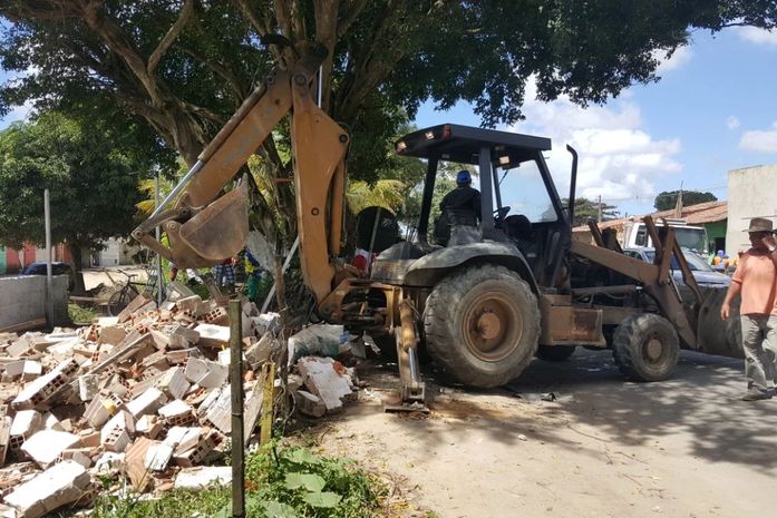 Operação de desapropriação demole cerca de 100 imóveis em Rio Largo; confira vídeo