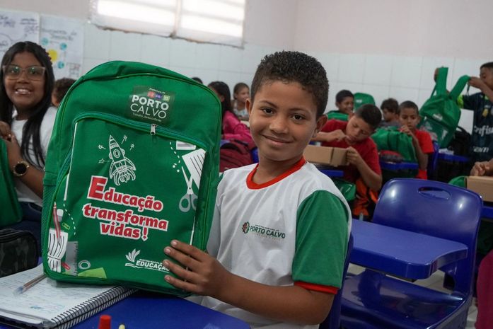 Secretaria de Educação de Porto Calvo distribui kit escolar para toda rede de ensino