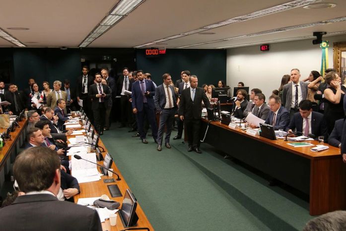 Comissão especial rejeita destaque sobre aposentadoria de professores