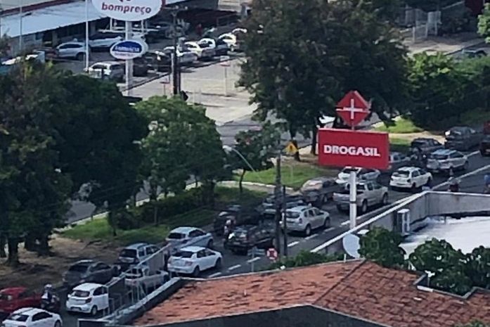 Trânsito congestionado em Maceió.