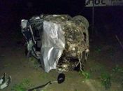Carro ficou destruído após capotagem