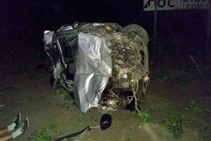 Carro ficou destruído após capotagem