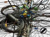 Artesãs do Pontal da Barra apelam à prefeitura que remova amontoado de fios em postes