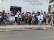 Servidores públicos fazem protesto contra atraso de pagamento em Olho D'água Grande 
