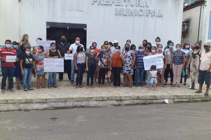 Servidores públicos fazem protesto contra atraso de pagamento em Olho D'água Grande