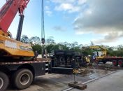 Carga de melaço de espalhou pela pista.