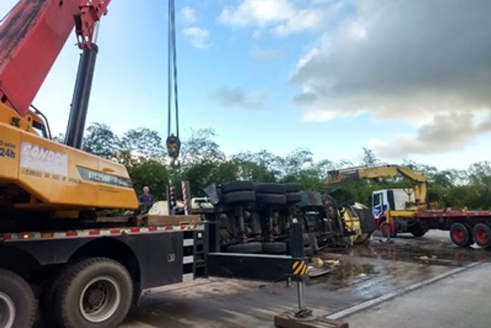 Carga de melaço de espalhou pela pista.