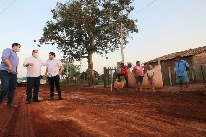 Prefeito Luciano Barbosa acompanha obras de pavimentação de estrada entre Cangandu e Canafístula