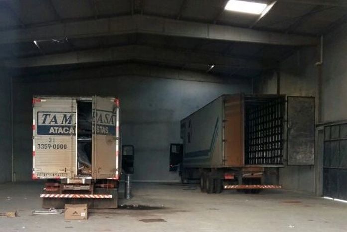 Carretas e cargas encontradas pela polícia em galpão
