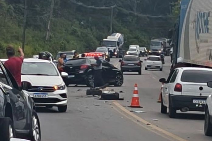 Colisão entre dois carros deixa feridos na BR-316, em Satuba