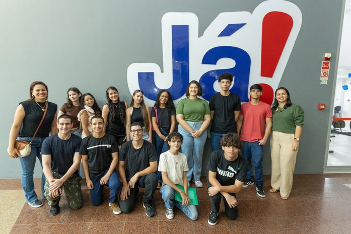 Daqui pra o Mundo: estudantes contemplados com intercâmbio na Inglaterra tiram passaportes