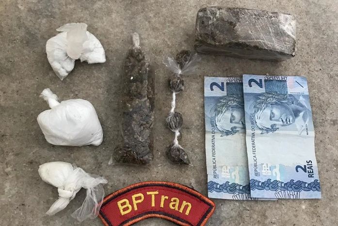 Policiais flagram dupla com maconha e cocaína na Levada
