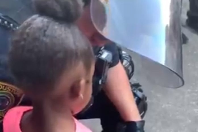 Você vai me matar? -perguntou a meninazinha preta ao policial branco.