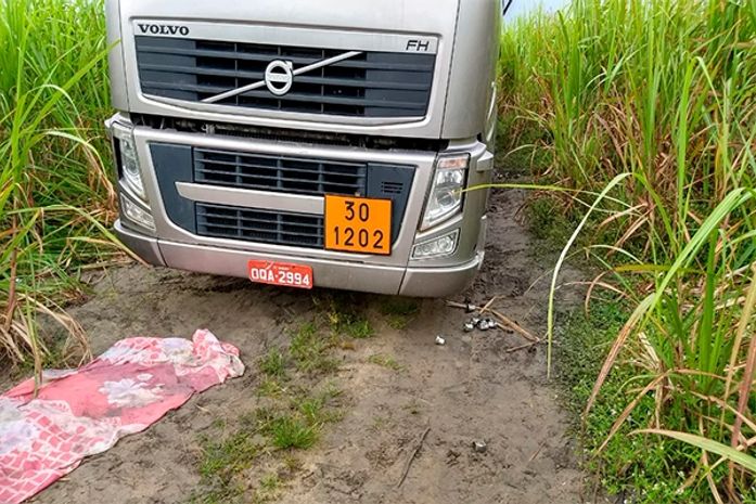Carreta roubada foi abandonada em canavial, em São Sebastião