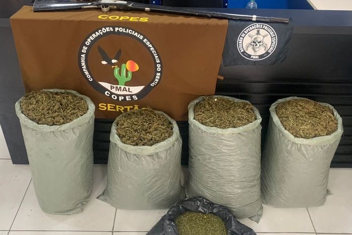 Após denúncia, suspeito abandona mais de 30 kg de drogas e foge no Sertão de Alagoas