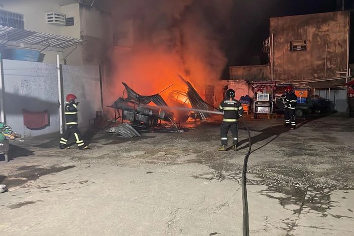 Incêndio atinge carros de camelô em estacionamento no Centro de Maceió