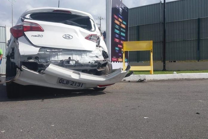 Capotamento de veículo atinge mulher em frente a shopping