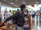 Pedrinho é recebido por familiares no Aeroporto Zumbi dos Palmares, em Maceió