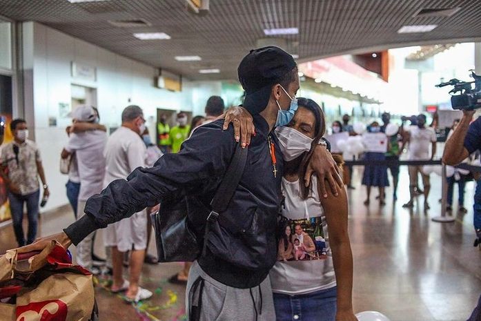 Pedrinho é recebido por familiares no Aeroporto Zumbi dos Palmares, em Maceió