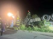 Motorista morre após carreta tombar em rodovia no Sertão de AL; vítima ficou presa às ferragens