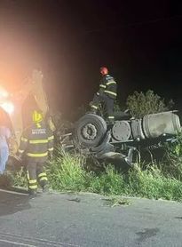 Motorista morre após carreta tombar em rodovia no Sertão de AL; vítima ficou presa às ferragens