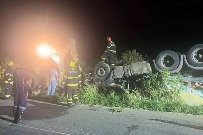 Motorista morre após carreta tombar em rodovia no Sertão de AL; vítima ficou presa às ferragens