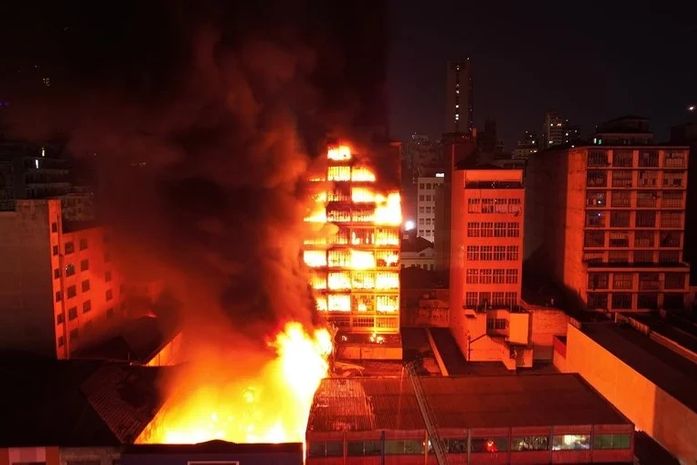 Incêndio atinge prédios na região da 25 de Março em São Paulo