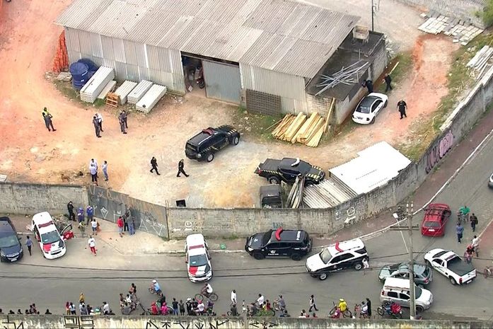 Criminosos mantiveram família de funcionário refém e realizaram ação em dois minutos e meio.