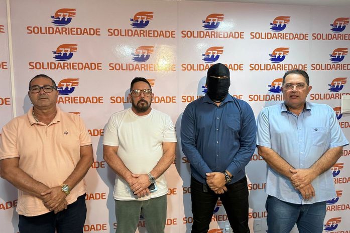 Adeilson Bezerra repete Chacrinha e lança o mistério: - "Quem é o vereador mascarado?"