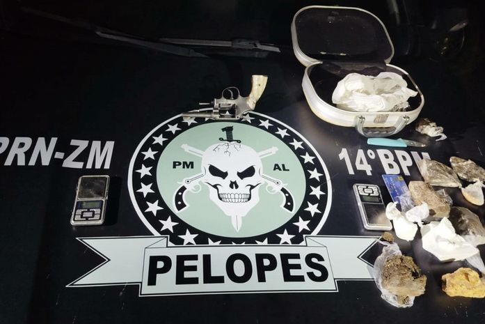 Mãe é presa e filha apreendida com arma e um quilo de drogas em residência, no interior