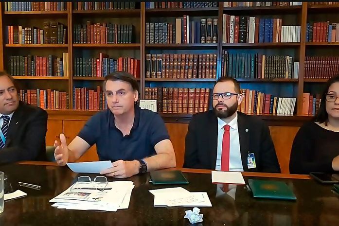 Bolsonaro analisa três nomes e prevê evangélico para STF