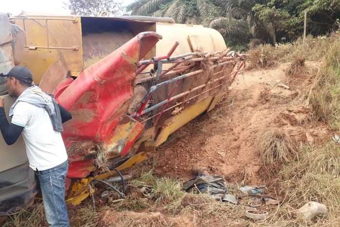 Motorista perde controle de carro pipa após carro apresentar problema nos freios