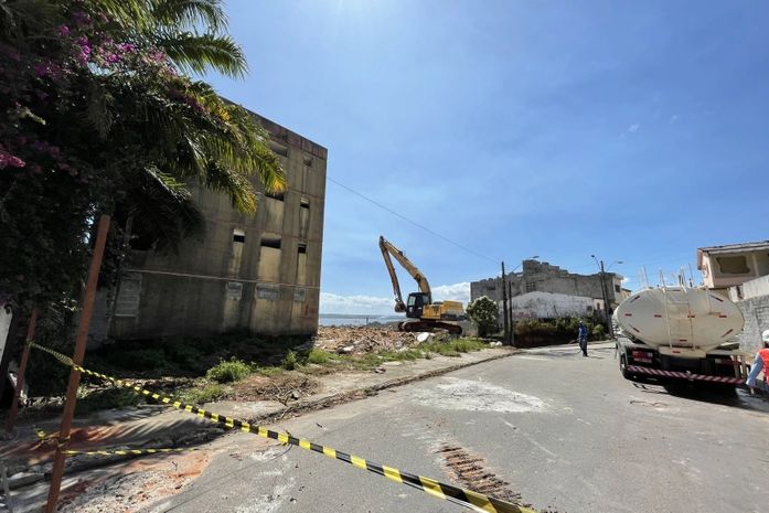 Sábado: Rua Professor José da Silveira Camerino será fechada para demolição de prédio no Pinheiro