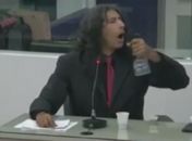 Vereador Lobão borrifa álcool na boca antes de beber água.