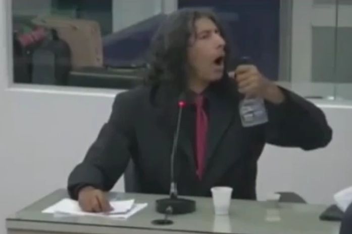 Vereador Lobão borrifa álcool na boca antes de beber água.