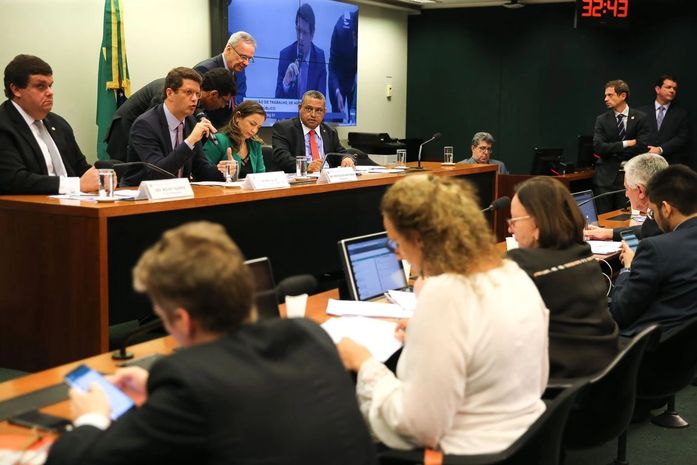 Ministro foi à comissão da Câmara falar sobre óleo no Nordeste