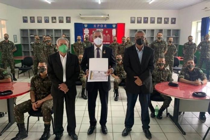 Joâo Dirceu exibe certificado de sua presença como palestrante no Quartel do Exército Brasileiro em Maceió