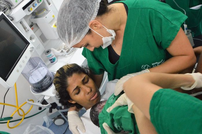 Após o parto de Agatha, a mãe Dinathan Pinheiro recebe orientação médica.